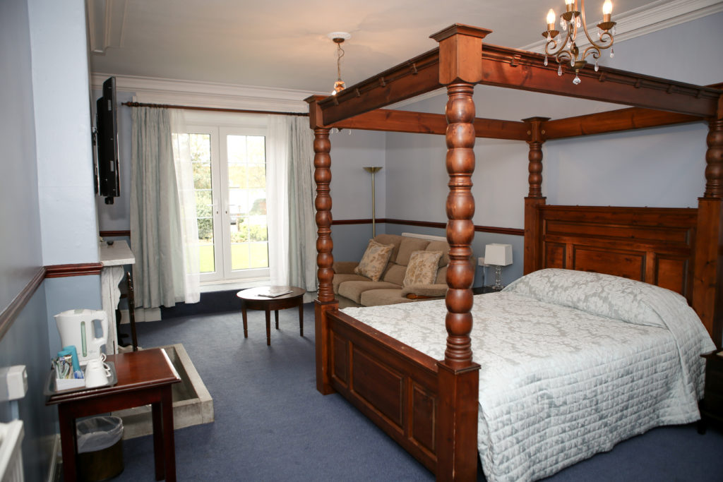 Suite with four poster bed